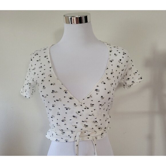 Brandy Melville Top Blue Rosebud Short Sleeve Crop Wrap Around - Picture 10 of 10